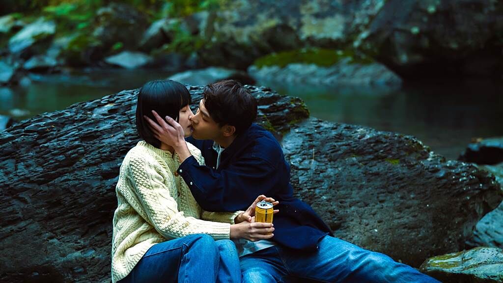 連晨翔和吳子霏分享「溪邊初吻」定情戲的幕後花絮。（双喜電影提供）