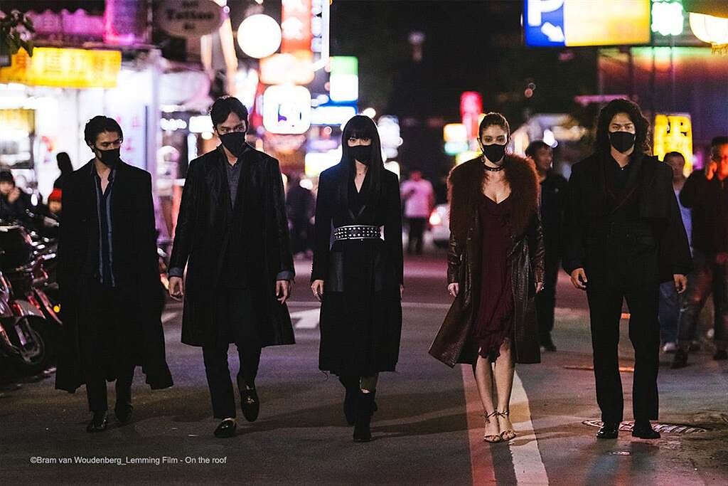 《詭祭》薛斯布隆（左起）、曹晏豪、鍾瑶、安妮、阮承恩飾演豪門子弟，為找尋樂子意外變成吸血鬼。（高雄電影節提供）