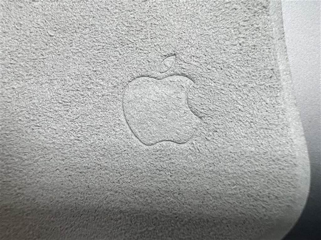 有網友開箱分享Apple原廠擦拭布實體照片，引起熱議。(摘自PTT)