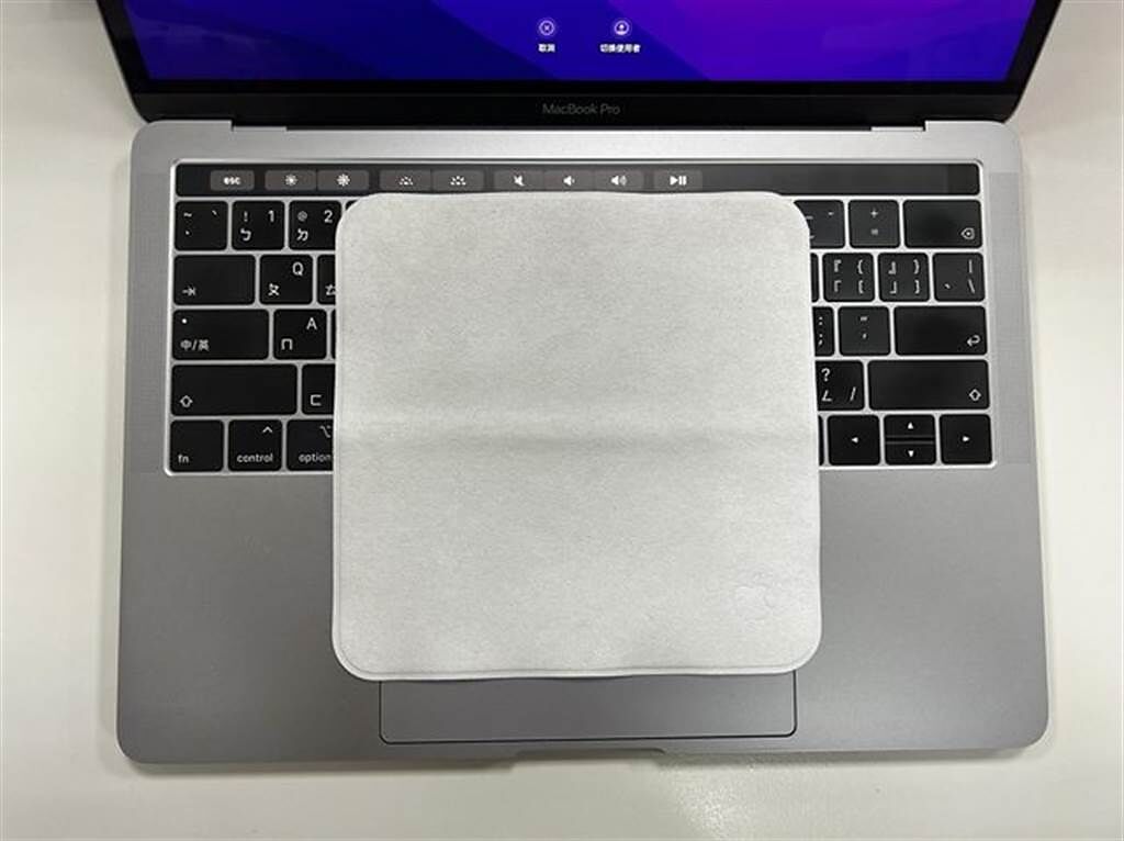 有網友將擦拭布攤開在13吋MacBook Pro比較大小。(摘自PTT)