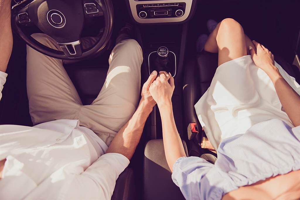 一位女網友匿名控訴，男友因為假日高乘載限制，邀請陌生人一起搭車，沒想到2人私底下竟偷偷睡了。(示意圖/Shutterstock)