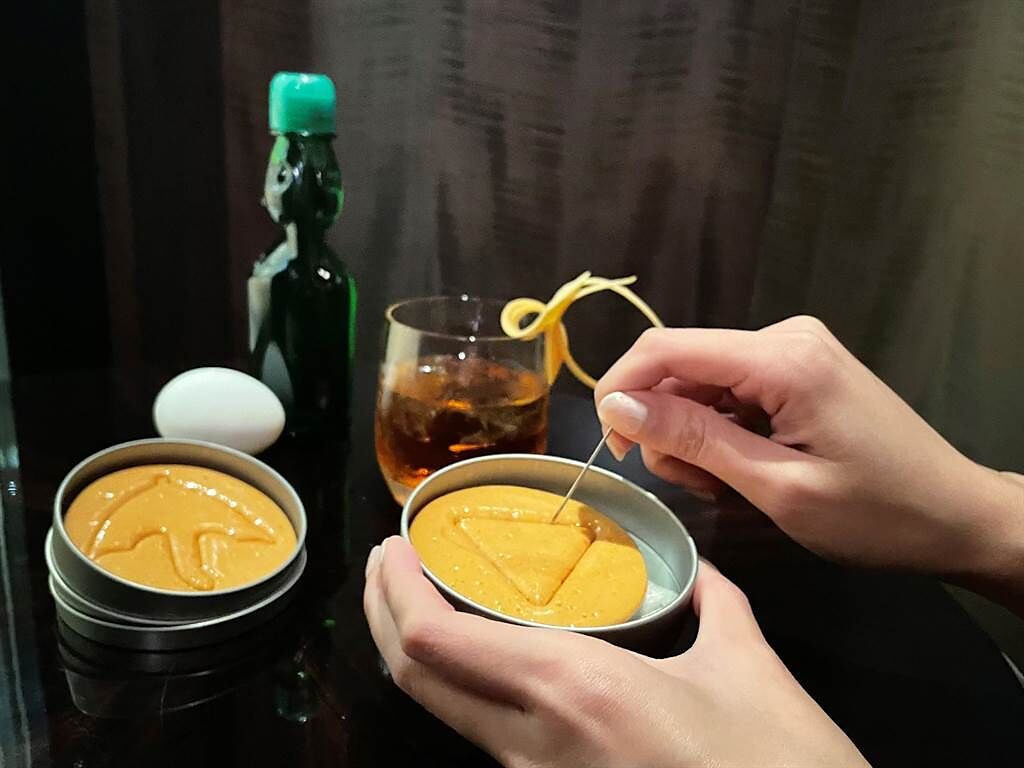 台北文華東方酒店M.O. Bar推出以魷魚遊戲為主題的萬聖節活動，賓客可在現場挑戰椪糖戳戳樂，完成指定圖案即可獲1杯精選酒品。（台北文華東方酒店提供）
