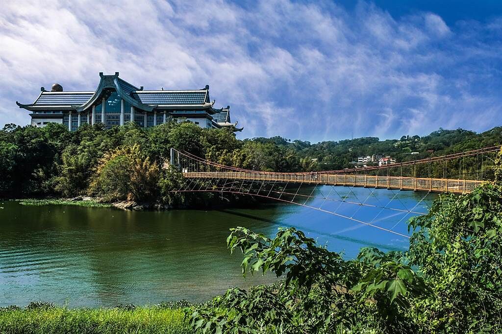 峨眉湖細茅埔吊橋的湖光山色美景。（羅浚濱攝）