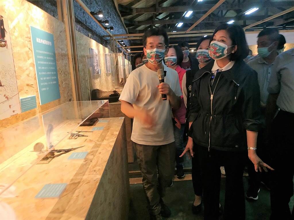 「顏思齊開台400年」系列活動在雲林縣北港糖廠登場，由名導演魏德聖（左）導覽領航。（張朝欣攝）