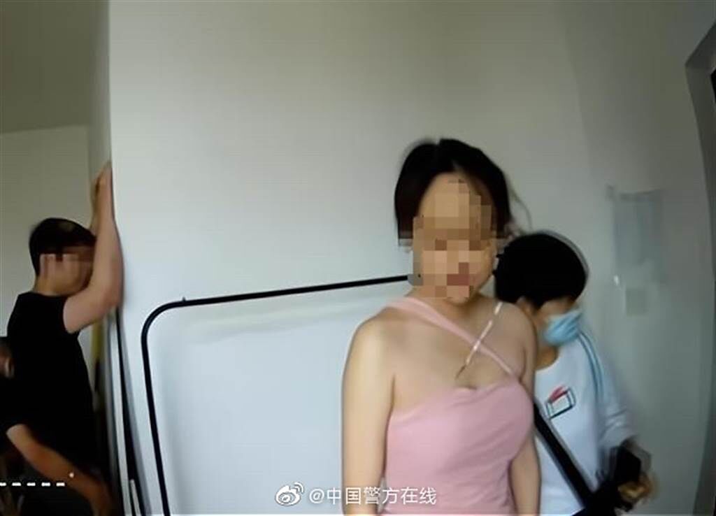 導演沈居輝被捕現場，女演員穿著暴露還以為自己因為影片在海外上映的關係紅了。(取自中國警方在線微博)