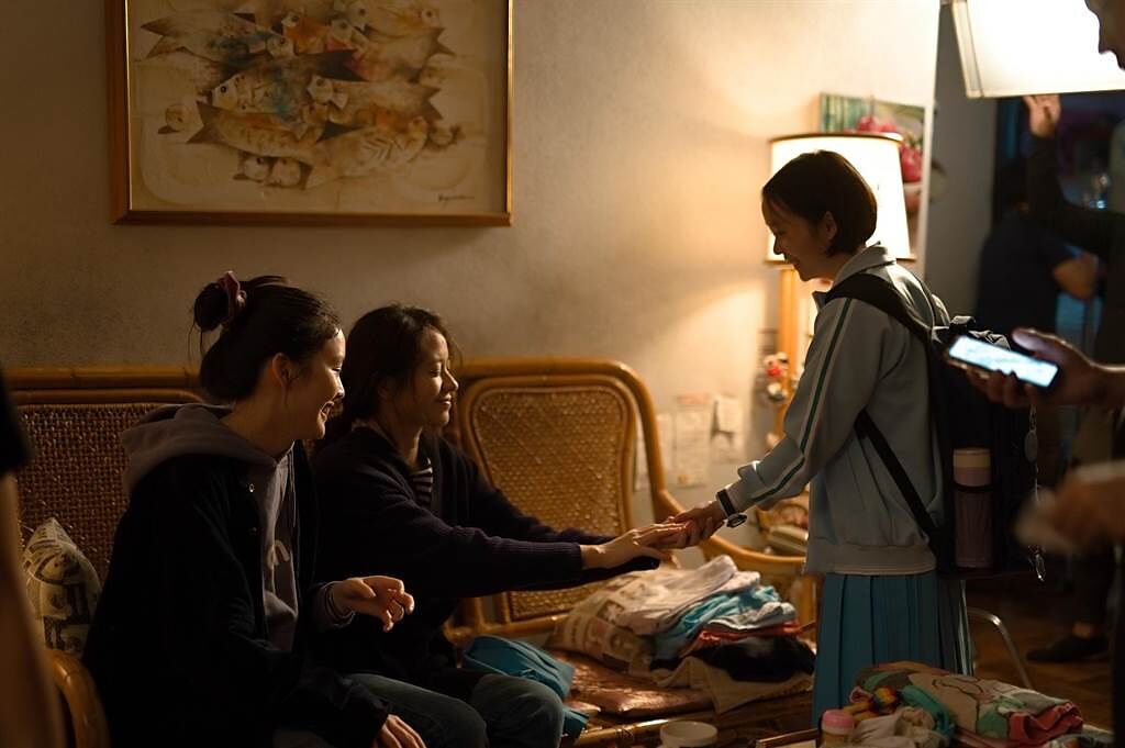導演阮鳳儀拍攝《美國女孩》與林嘉欣、方郁婷合作。（傳影提供）