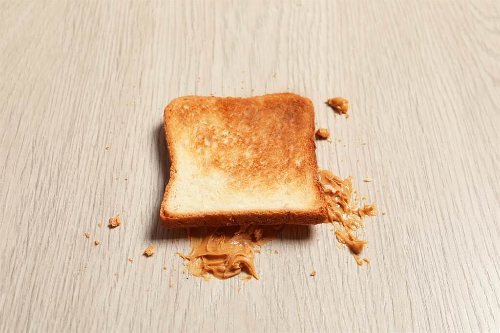 食物掉地上「幾秒撿起還能吃」？ 衛福部給解答。(示意圖/Shutterstock)