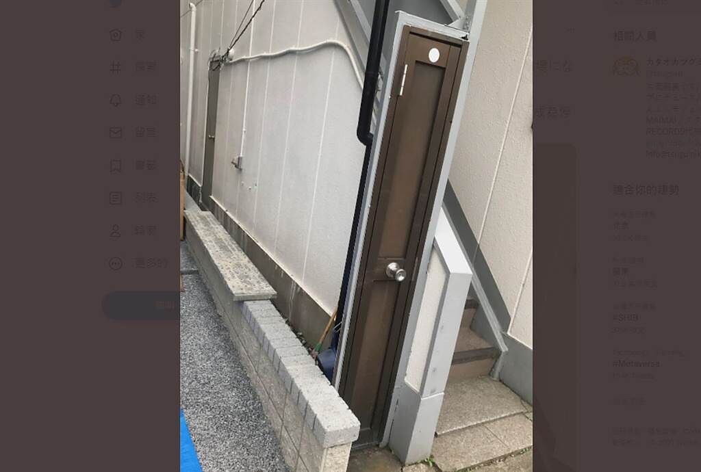 日本街頭出現一扇神秘的窄門，讓不少人好奇用途為何，附近店家也曝光門其實是為了防盜。(圖翻攝自推特/@tsugsan)