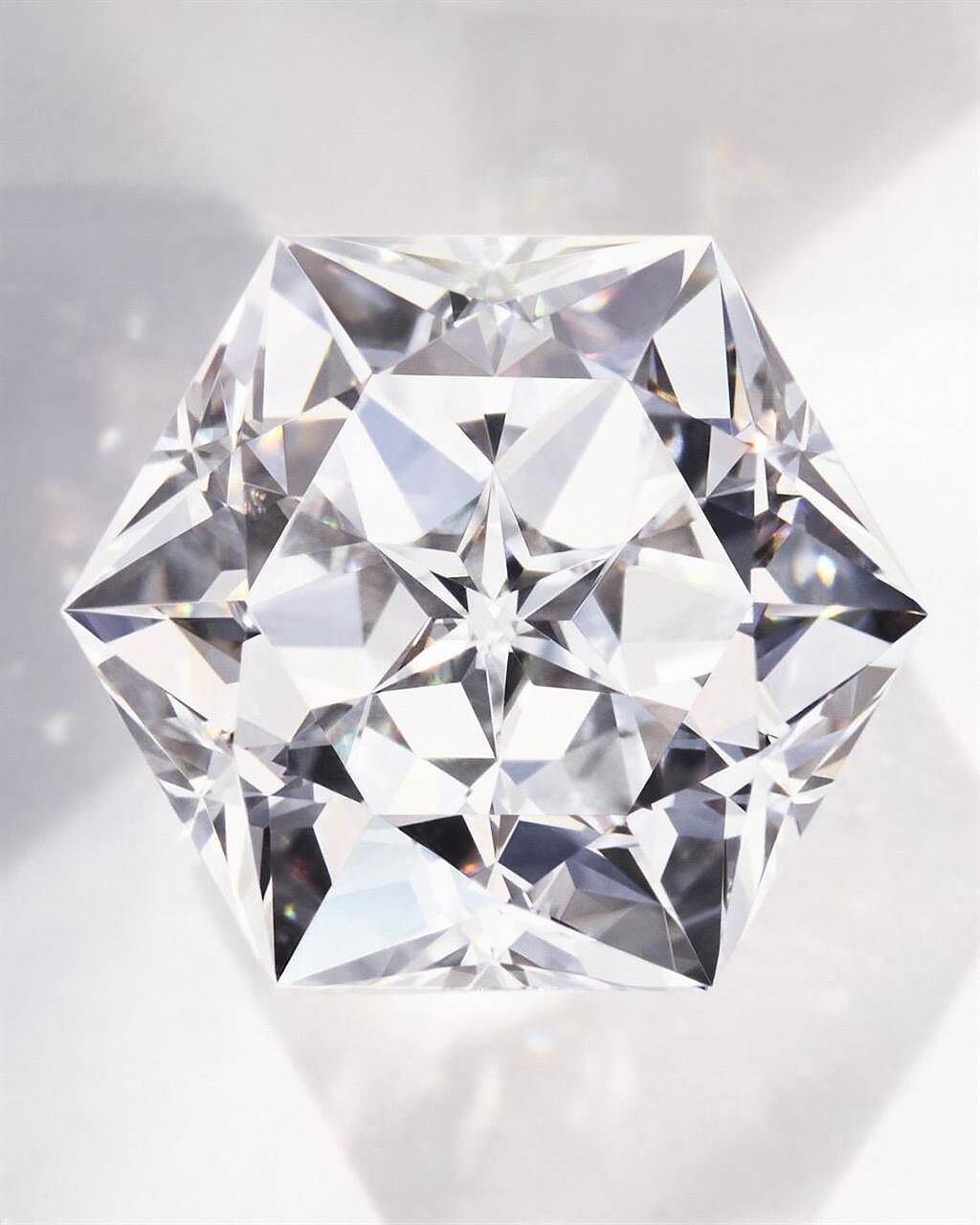 CHAUMET獨創的皇后式切割（Taille Imperatrice ）鑽石，六角形蜂巢外觀有88個切面，充滿皇室品味，且兼具幸運象徵。（CHAUMET提供）