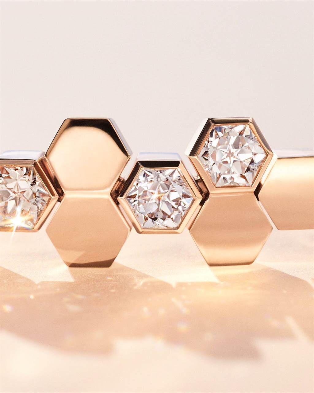 CHAUMET「Bee My Love」珠寶鑲嵌皇后式切割鑽石，奢華再升級。（CHAUMET提供）