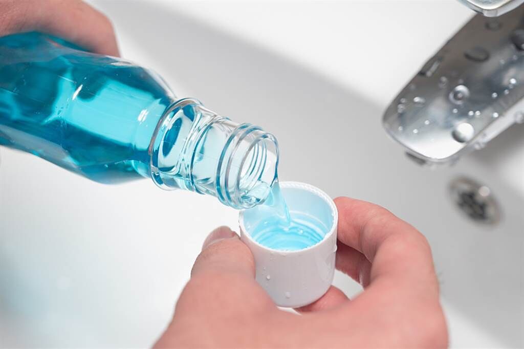 刷完牙到底要不要用漱口水？藥師曝最佳使用時機。(示意圖/Shutterstock)