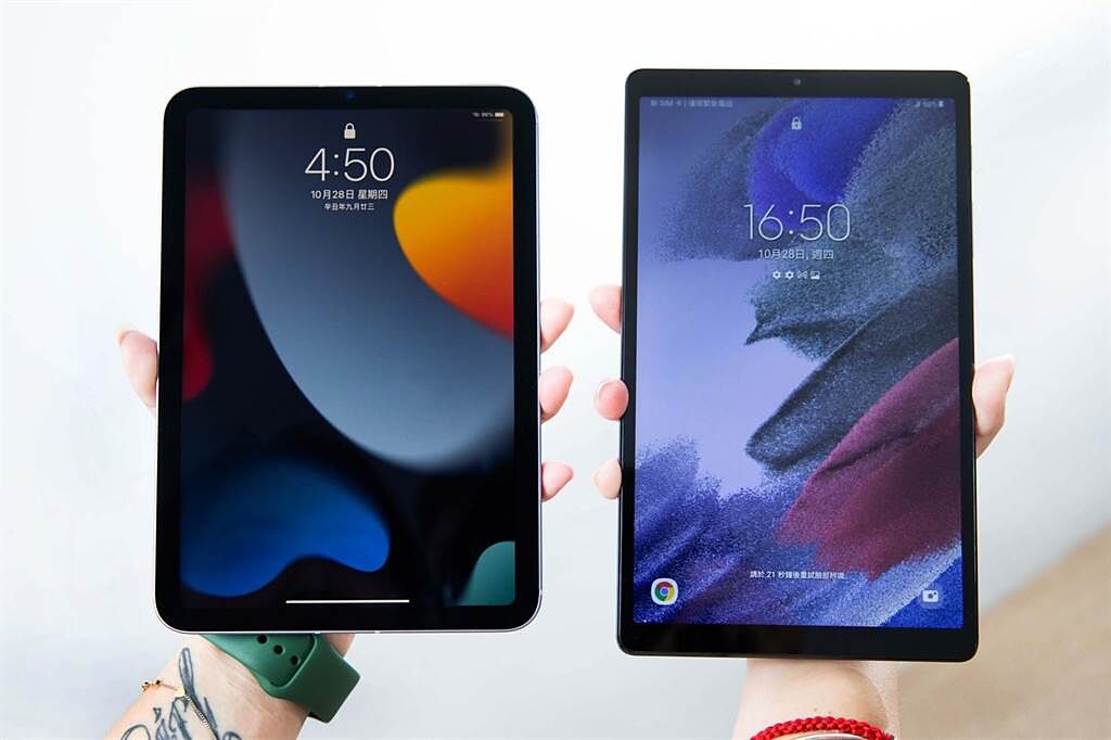 iPad mini（左）定價1萬4900元起；Galaxy Tab A7 Lite定價5490元；兩款均為一手可握的平板，重量及大小都是可放進小包包的設計。（石智中攝）