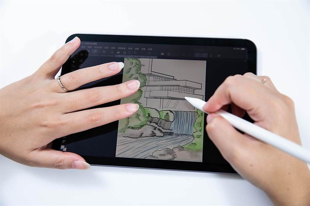 iPad mini在晶片上採用了最新一代的A15仿生晶片，可運作複雜的APP之餘，配上Apple Pencil第2代及手勢操作使用，可方便、流暢地進行創作。（石智中攝）