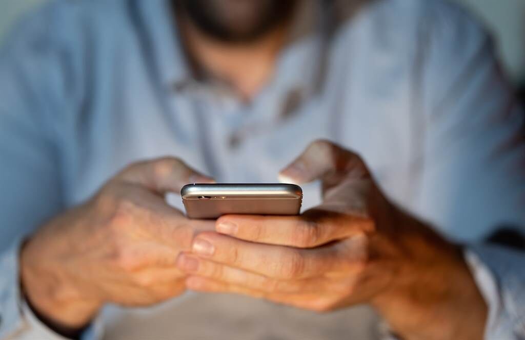 近日有民眾接到一名陌生女子來電，表示因輸入錯誤手機號碼，需要他提供收到的簡訊驗證碼。詢問165專線後，才知道這是新型詐騙。(示意圖／Shutterstock)