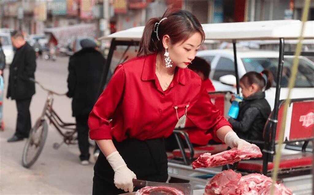 26歲的岳小美在市場擺攤賣豬肉，因為出眾的外貌而在網路上爆紅。(圖/翻攝自微博)