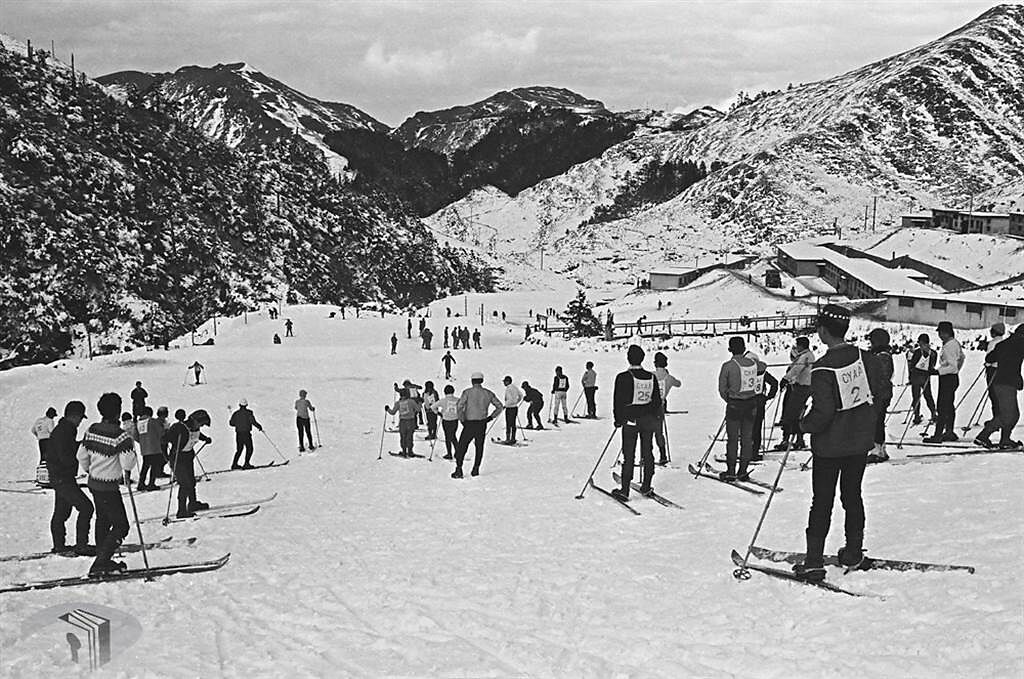 台灣首座滑雪場在合歡山 國發會PO舊照勾起網友滿滿回憶。（圖／國發會臉書）