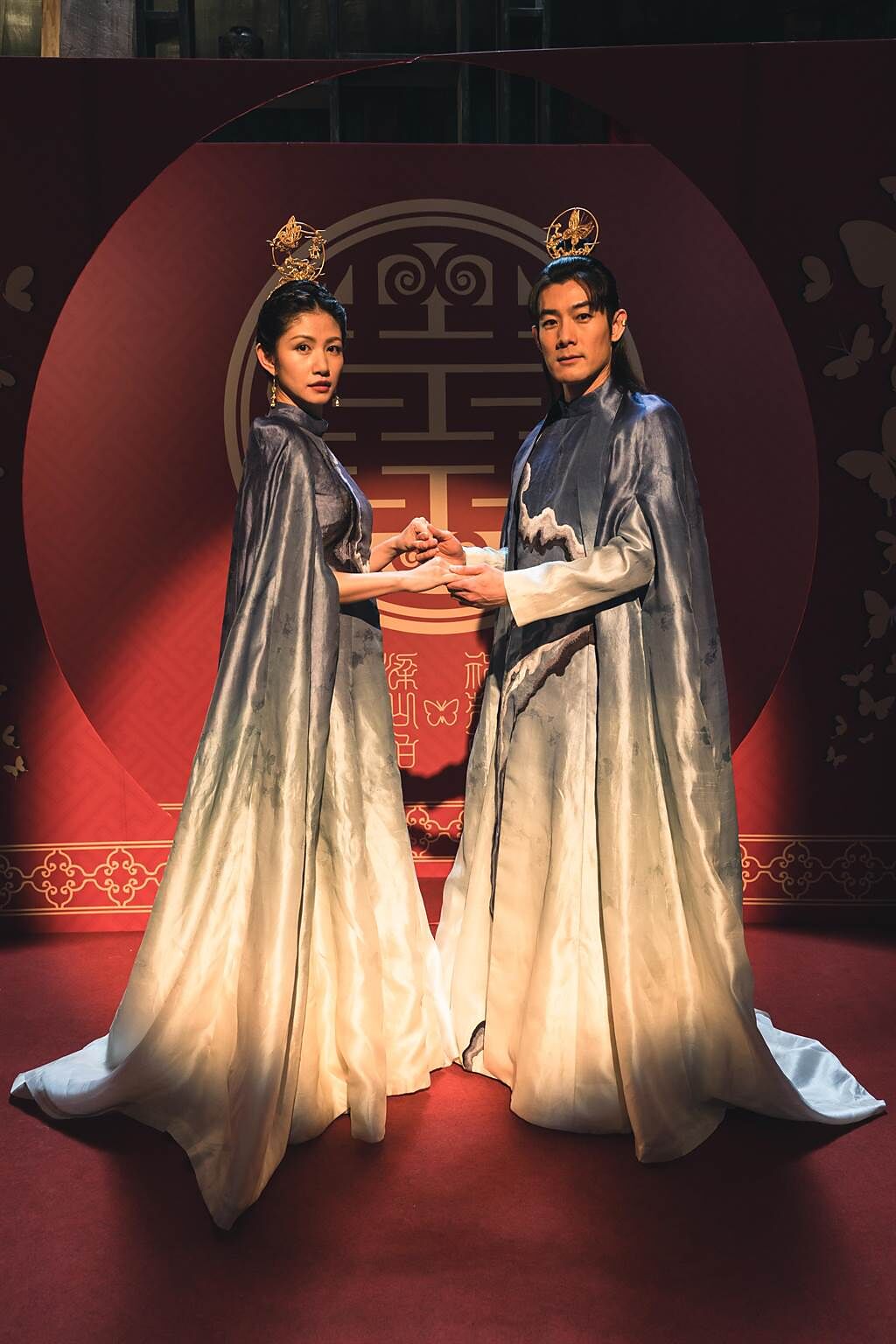 施易男（右）與李千那在《孟婆客棧》著古風婚服。（公視台語台提供）