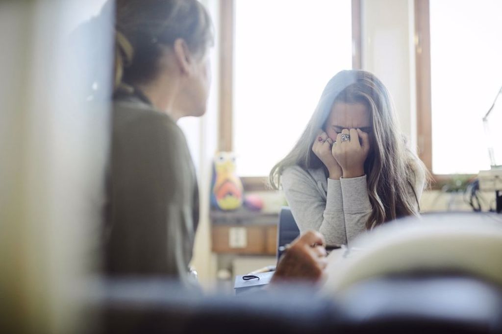 陪伴憂鬱症患者是一大課題 (圖/ Getty Images)