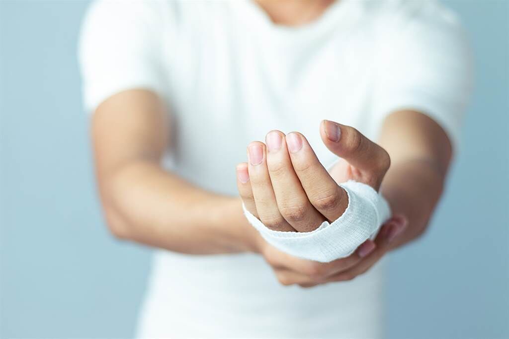 多休息也不會好 醫警告：這種手痛恐是腕關節撕裂傷。(示意圖/Shutterstock)