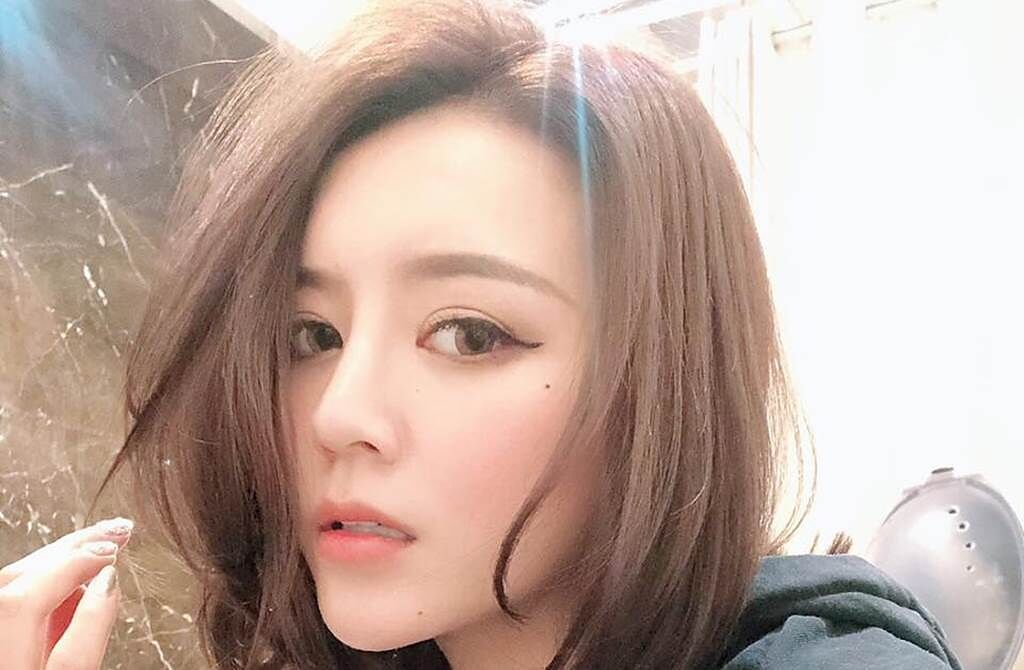 女星李妍瑾近年積極發展直播副業。（圖／臉書）