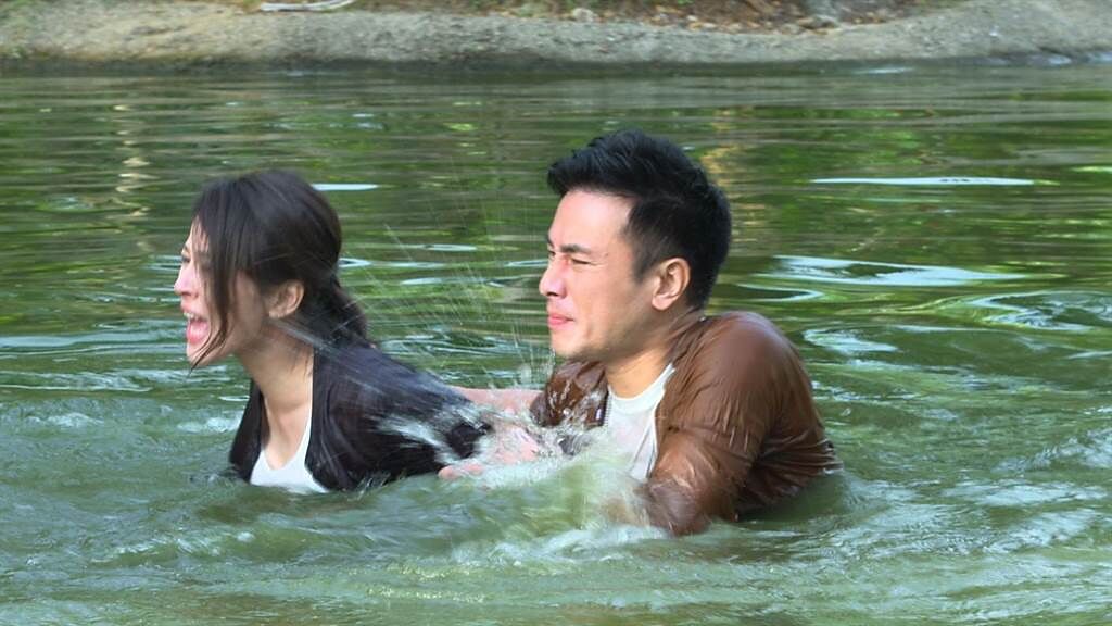 傅子純以為蘇晏霈想不開，跳進水池救她。（民視提供）