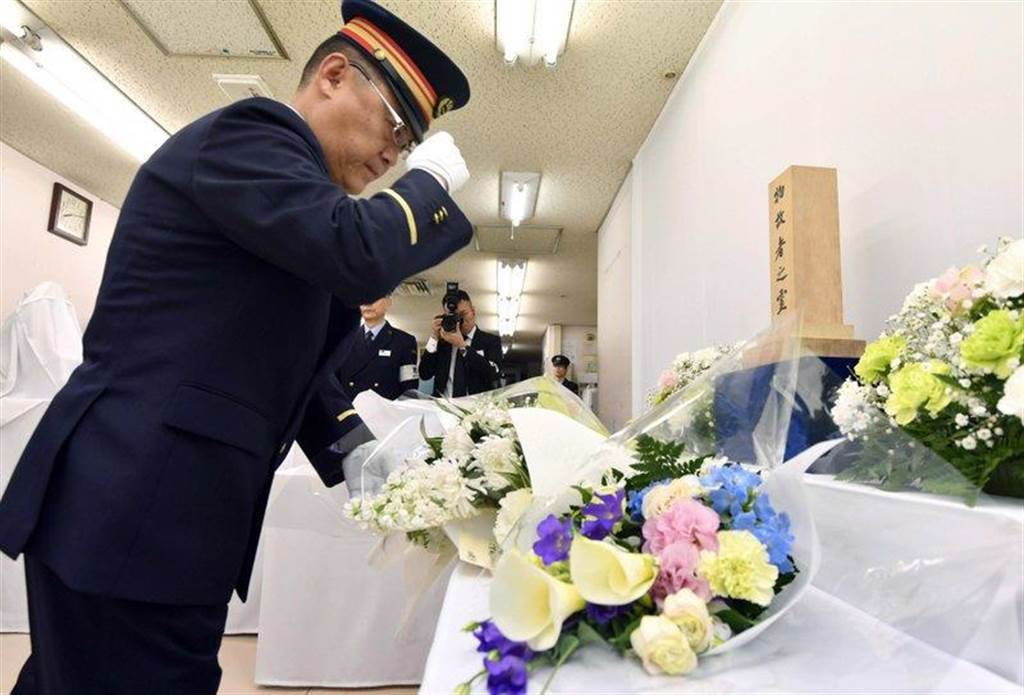 「東京地下鐵沙林毒氣」一案經過多年，至今涉案地鐵站內仍設有此事件的哀悼祭台。(圖/美聯社)