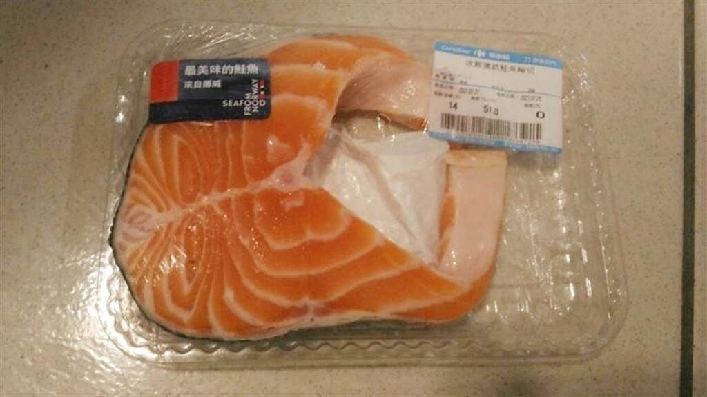 一名男網友表示，在大賣場看到0元鮭魚，沒想到到櫃台結帳後，店員也沒有跟他收半毛錢，令他十分開心嗨喊「我買到0元鮭魚了，太幸運了」。（圖／翻攝自Dcard）