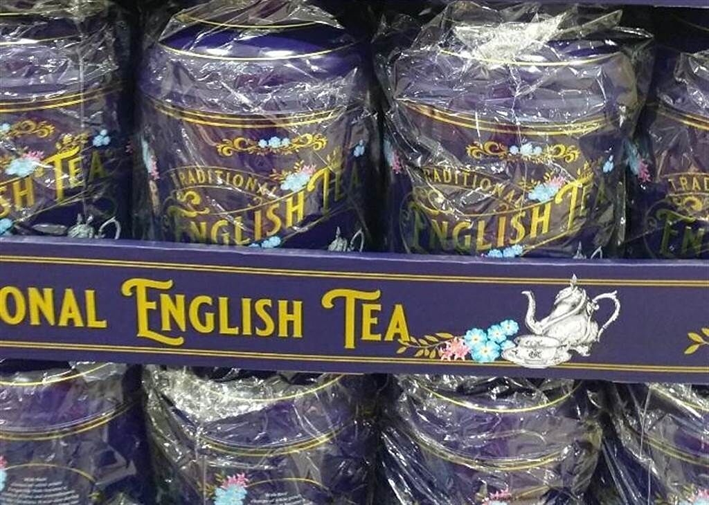 有網友近日意外發現好市多「骨灰罈紅茶」罐子換成藍紫色。（圖／翻攝自 Costco好市多 商品經驗老實說） 