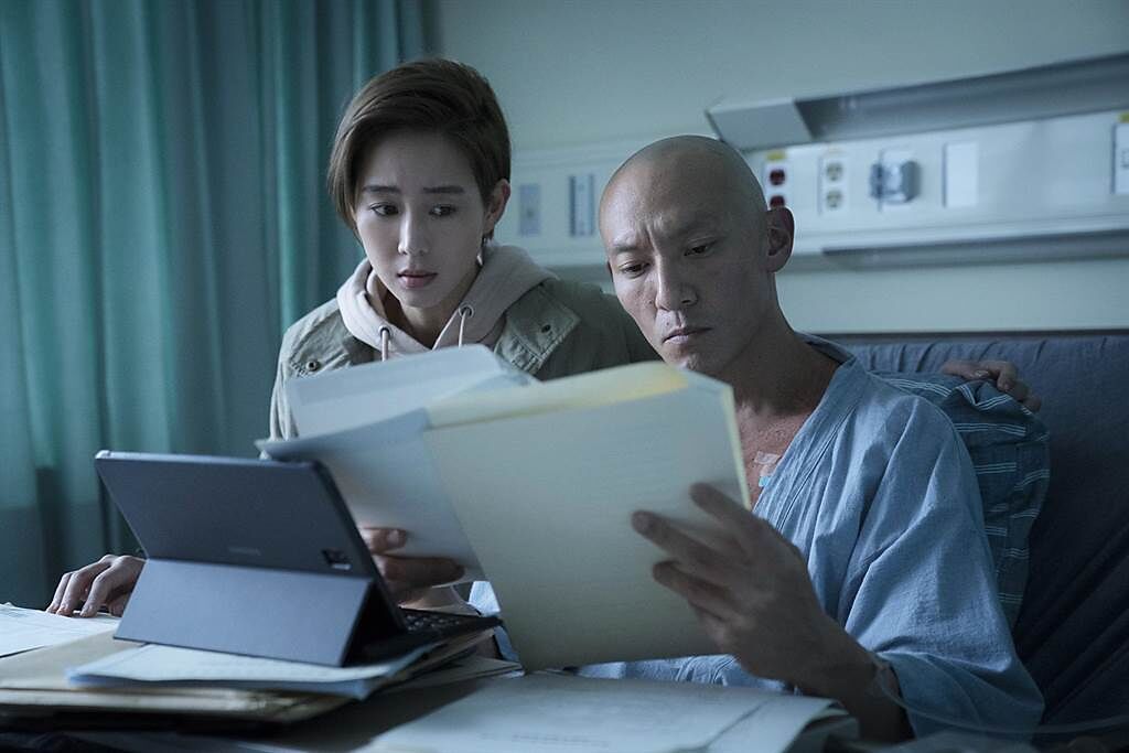 張震（右）為飾演《緝魂》中的癌末檢察官，不僅剃光頭還減重12公斤。（威視提供）