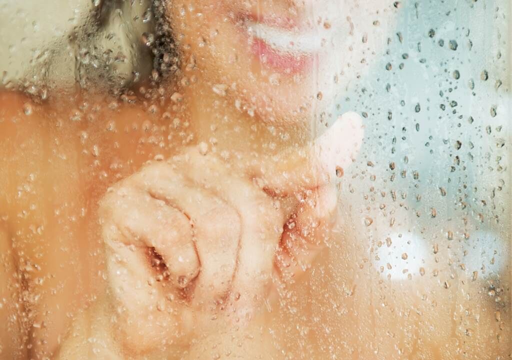 美國一名人妻驚覺淋浴時的赤裸身影，可能都被鄰居看得一清二楚，讓她感到很難為情。（示意圖／達志影像）