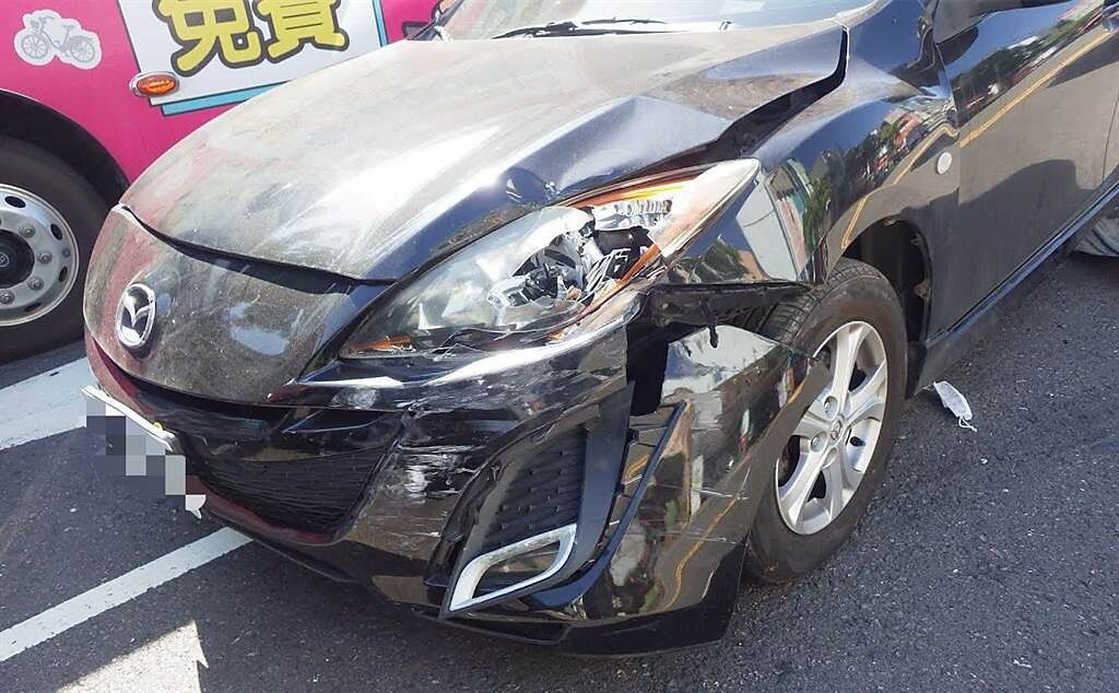 張女座車因和前車碰撞，車頭毀損。（翻攝照片／石秀華高雄傳真）