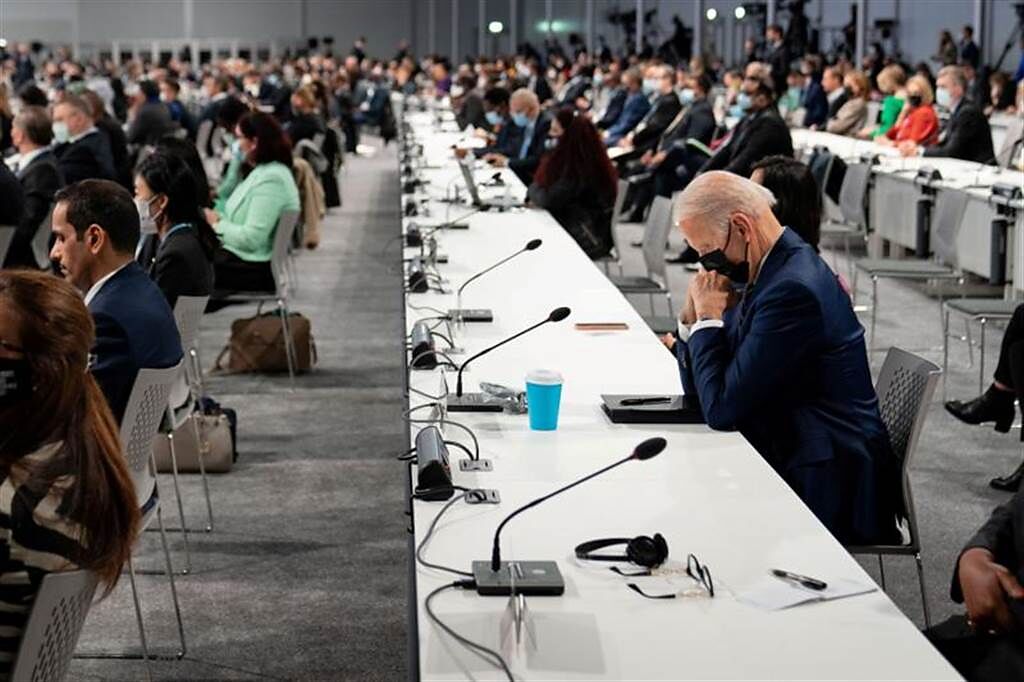 拜登出席聯合國格拉斯哥氣候峰會(COP26)，又被人抓到疑似夢周公。(圖/路透社)