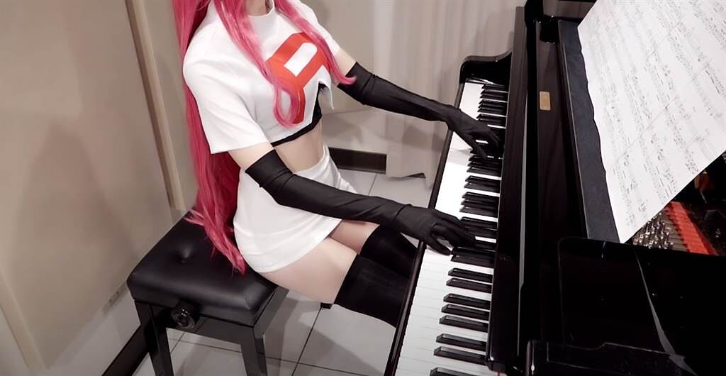 爆乳鋼琴家小P近日被日本網友批評「穿太露」而引起台灣網友熱烈討論。（圖／YOUTUBE）