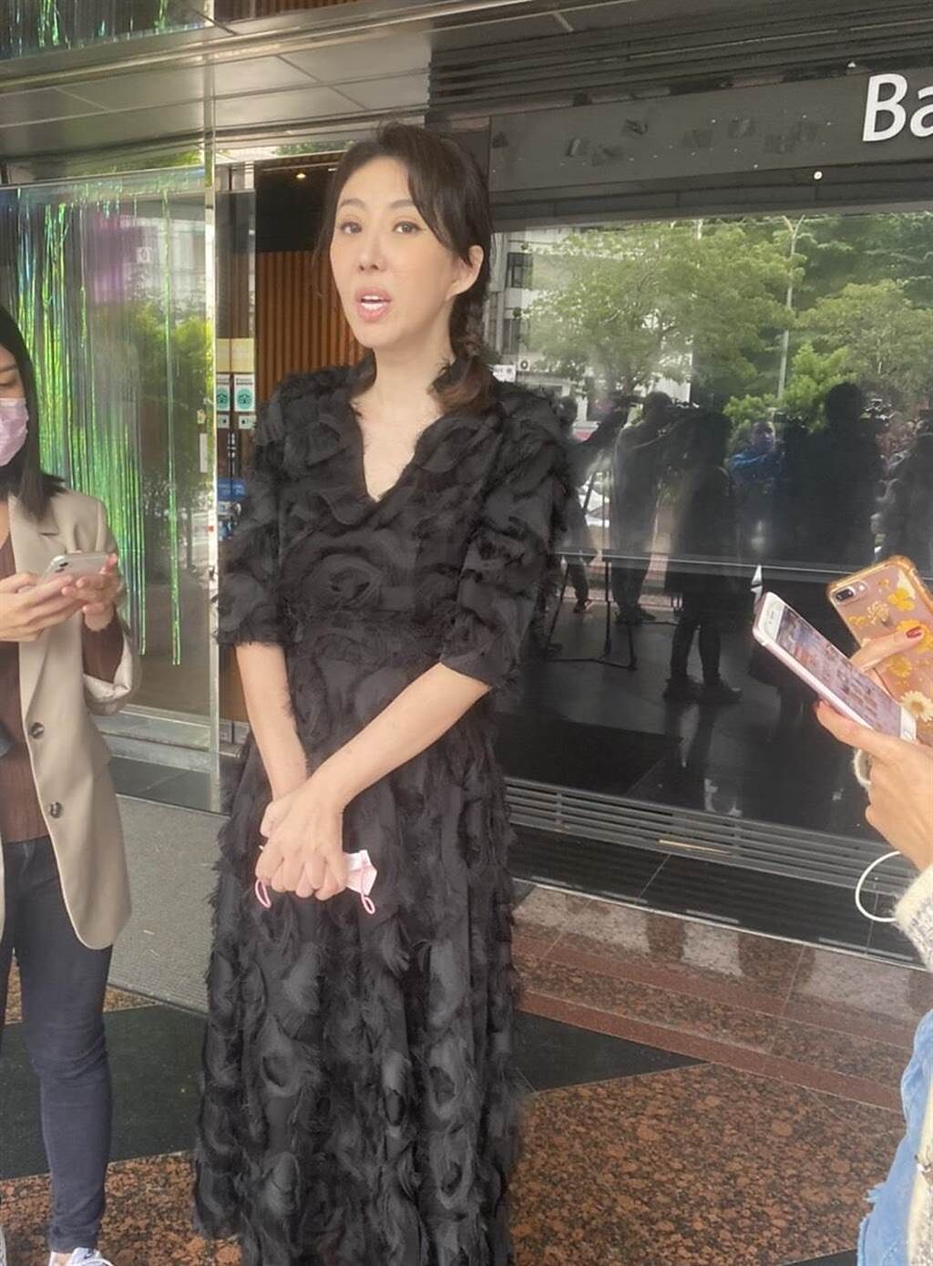 《戲說台灣》演員李宇柔2日赴電視台錄影，在現場接受訪問。（許雅淳攝）