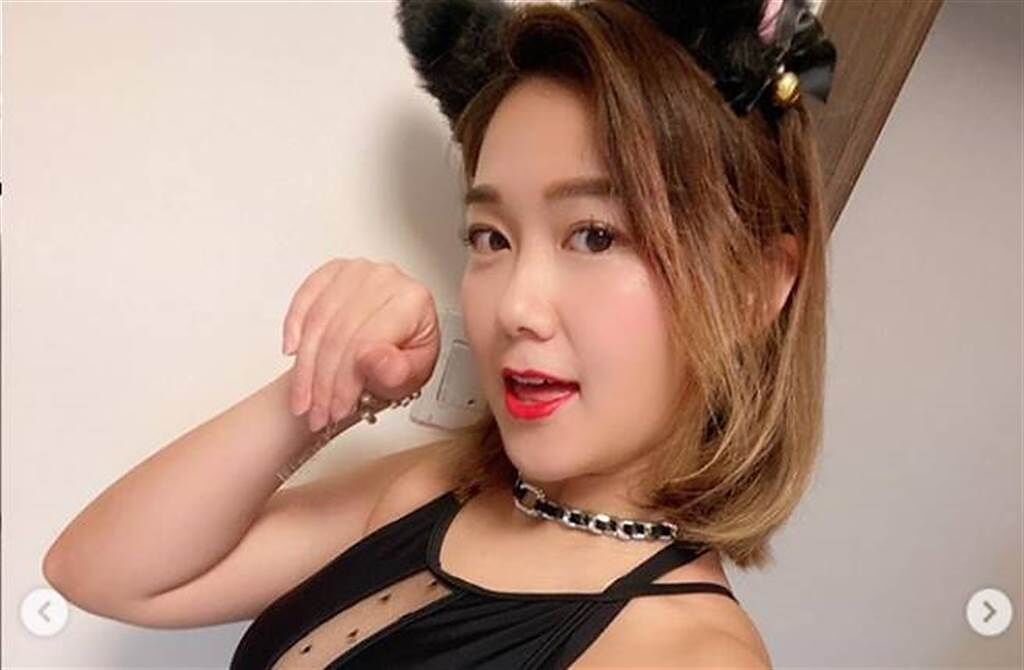 香港女星白雲辣穿胸口、腰間挖洞的貼身黑衣，性感化身成暗黑版的貓女。（圖／取材自白雲Instagram）