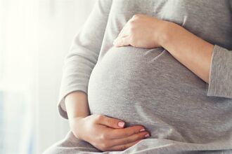 女流產7個月後腹部劇痛 就醫檢查嚇傻：寶寶還在肚子裡
