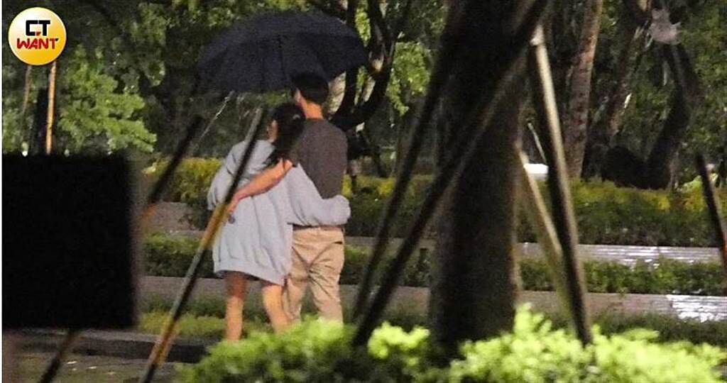 小倆口在與中共撐一把傘，不但抱得很緊，小茉莉還把頭靠在男友肩上撒嬌。（圖／本刊攝影組）