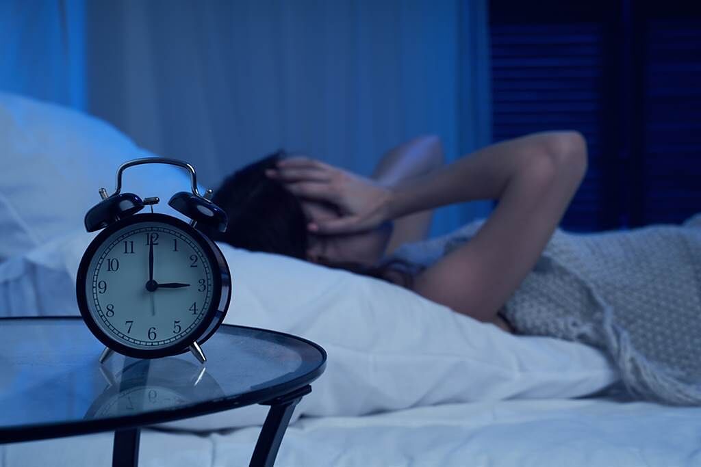 睡不好跟晚餐有關！睡眠問題恐影響到血壓、血糖，營養師表示，吃6種食物可幫助一夜好眠。(示意圖/達志影像)
