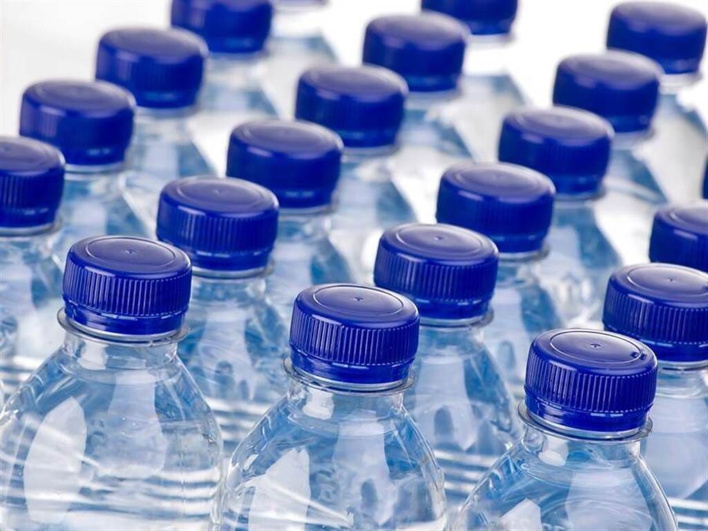 毒物專家：瓶裝水超過這溫度會變質。(示意圖/Shutterstock)