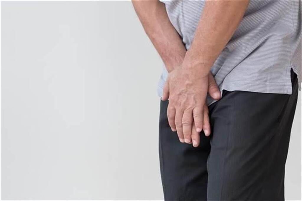 一名男子因下體爆痛就醫，羞喊為了討好女友，一脫褲醫師秒懂。(示意圖/Shutterstock)