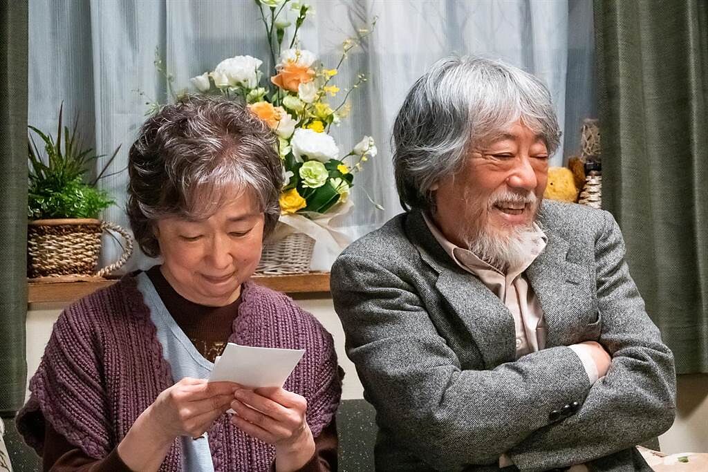 宮本信子（左）與澤田研二在《電影之神》中飾演夫妻。（采昌提供）