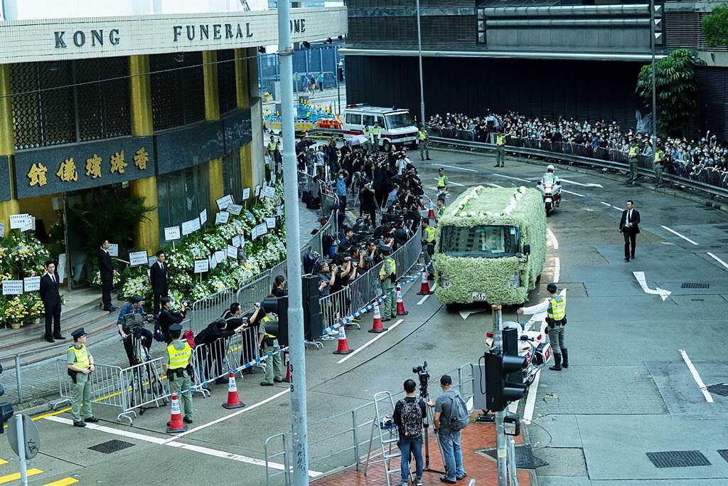 張國榮出殯的大場面幾乎動員了香港所有臨演。（滾動工作室提供）