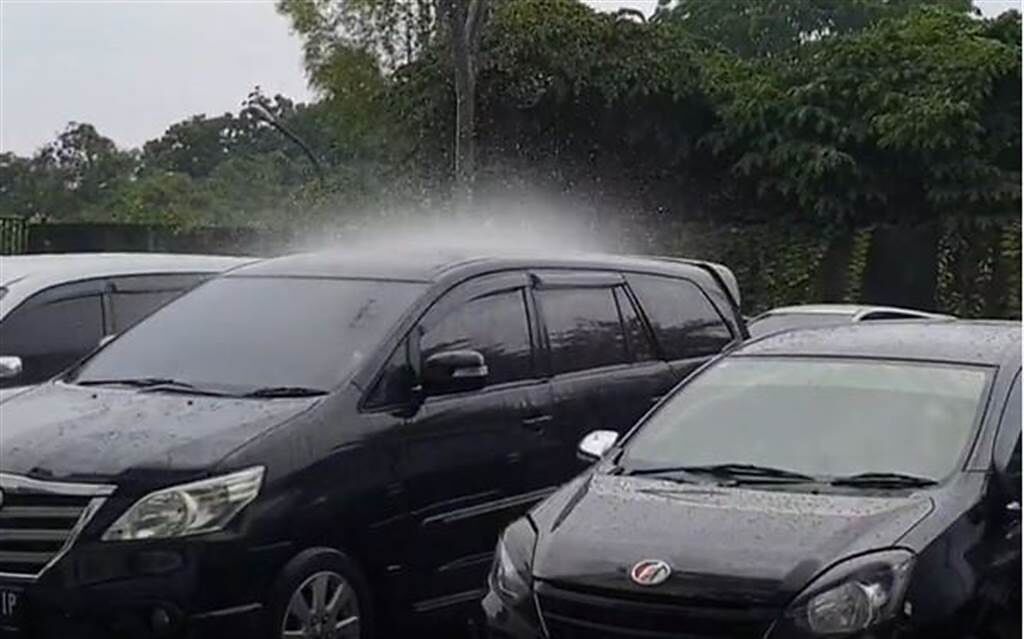 印尼一名男子日前路過停車場，赫然發現某輛汽車的上方正在下雨，只有這輛車被淋濕，驚呼不可思議。(圖翻攝自IG/uryanriana)