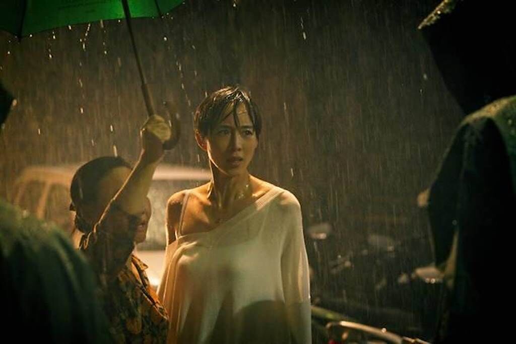 張鈞甯拍攝淋雨戲素顏上陣，左起呂雪鳳、張鈞甯。