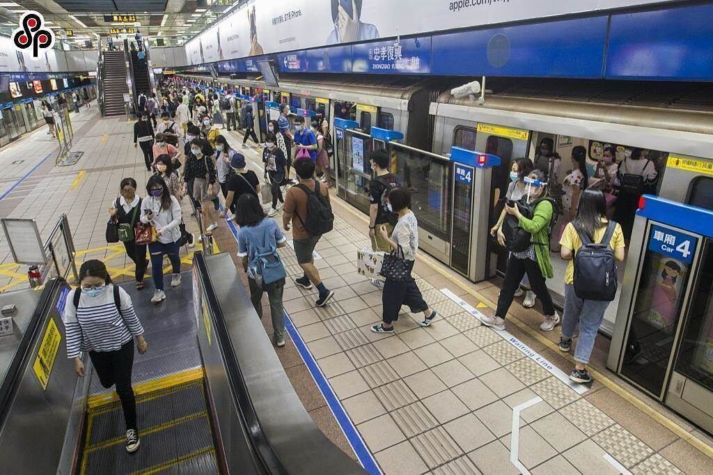 台北捷運公司6日宣布鬆綁防疫政策，於禁食線外保持社交距離下，得暫時脫口罩飲食。圖為北捷示意圖。（本報資料照片）