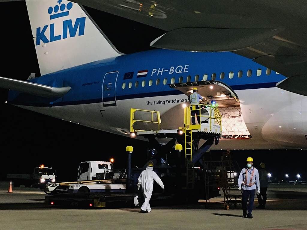 載運疫苗的荷航班機抵達桃園機場。（范揚光攝）