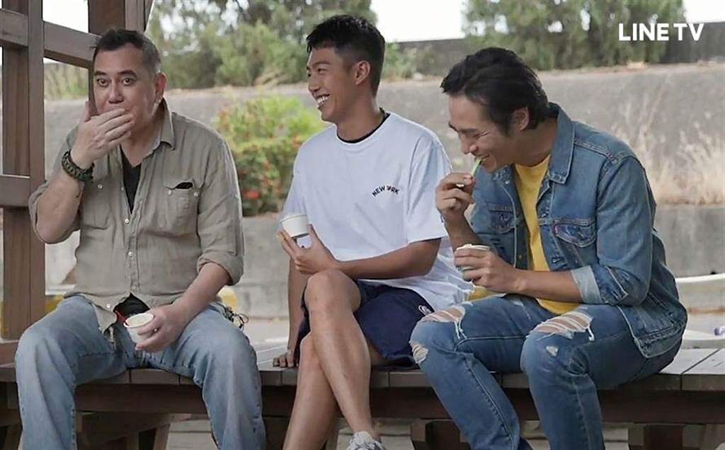 黃秋生（左起）來台與年輕演員蔡凡熙、莊凱勛主持實境節目《開著餐車交朋友2》3人一拍即合。（LINE TV提供）