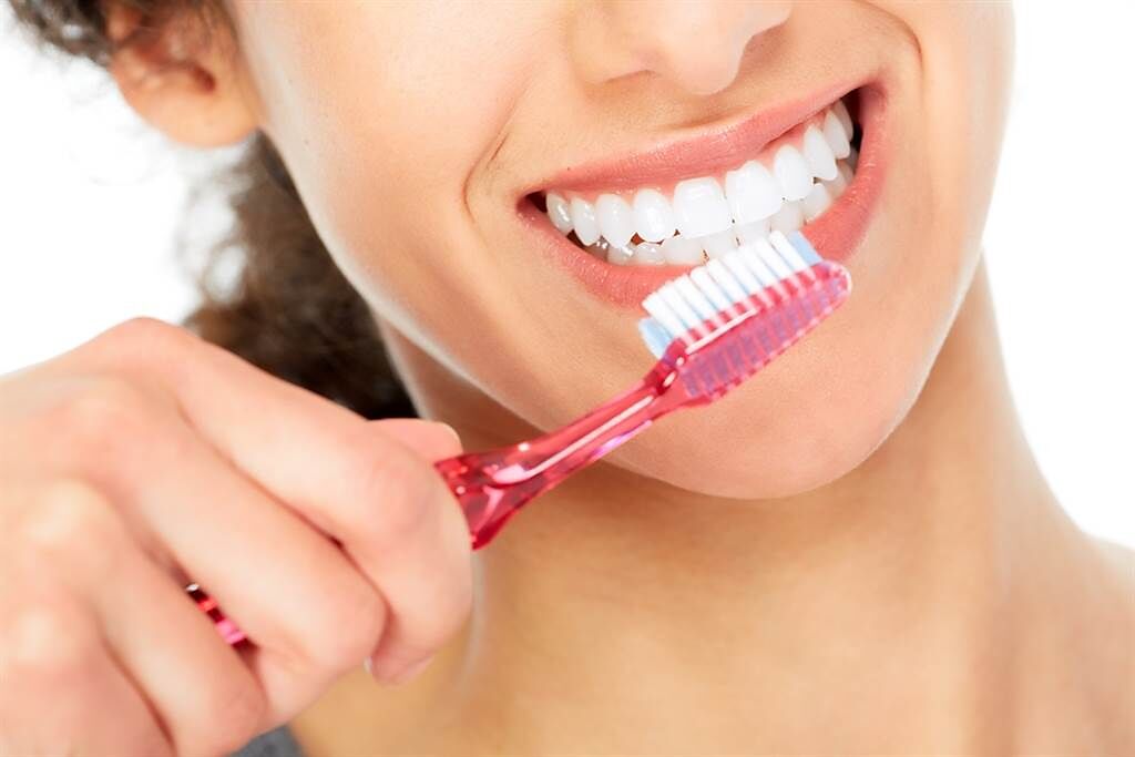 使用「硬毛牙刷」並不會把嘴巴刷得比較乾淨，反而會傷害口腔黏膜。（示意圖／Shutterstock）