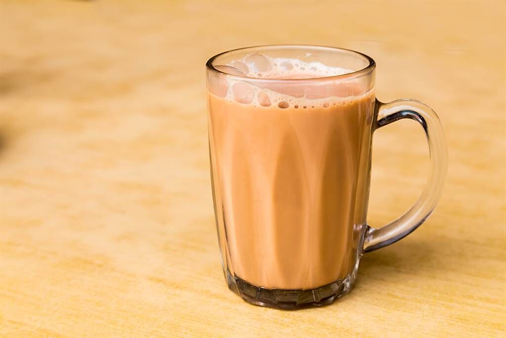有網友詢問哪家奶茶最好喝？而她最推薦肯德基的熱奶茶，貼文引起熱烈討論，還釣出肯德基的員工也超愛自家奶茶。（示意圖／Shutterstock）