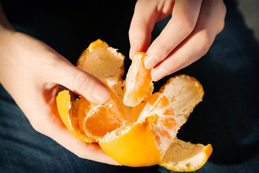 網友將酸到難以下嚥的橘子放到地上滾一滾，沒想到瞬間變超甜。（示意圖／達志影像）